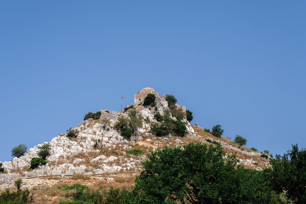 Kalaja me një sipërfaqe shkëmbore ngrihet mbi Kodrën e Sopotit, e cila ndodhet në veri të…
